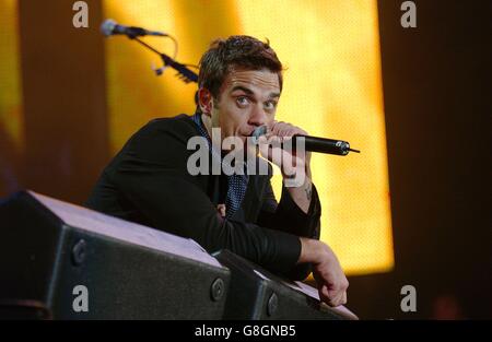 LIVE8 Konzert - Hyde Park - Robbie Williams. Robbie Williams spielt live. Stockfoto