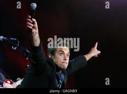 LIVE8 Konzert - Hyde Park - Robbie Williams. Robbie Williams spielt live. Stockfoto