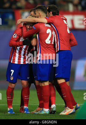 Antoine Griezmann von Atletico Madrid (links) feiert nach dem Tor mit seinen Teamkollegen Seine Seiten zweites Tor des Spiels Stockfoto