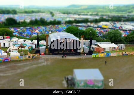 Blick auf dem Glastonbury Festival vom oberen Rand der Multifunktionsleiste-Turm in der Parkanlage des Standortes Stockfoto