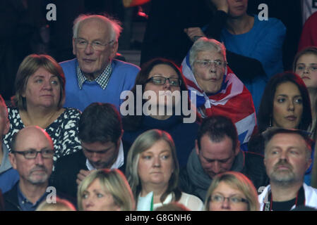 Die Großeltern von Andy Murray Roy und Shirley Erskine beobachten am dritten Tag des Davis-Cup-Finales im Flanders Expo Center in Gent den Briten Andy Murray in Aktion gegen den Belgier David Goffin. Stockfoto