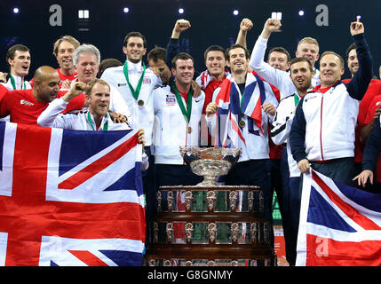 Großbritanniens Davis Cup-Team und Backroom-Mitarbeiter mit dem Davis Cup nach dem Gewinn des Finales gegen Belgien am dritten Tag des Davis Cup Finales im Flanders Expo Center, Gent. Stockfoto