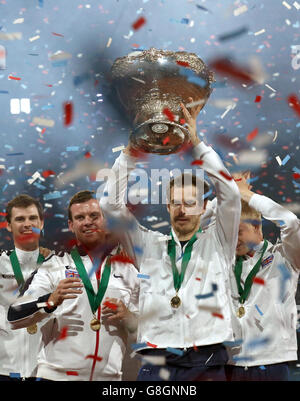 Der britische Andy Murray hält den Davis Cup hoch, nachdem er das Finale gegen Belgien am dritten Tag des Davis Cup Finales im Flanders Expo Center in Gent gewonnen hat. Stockfoto