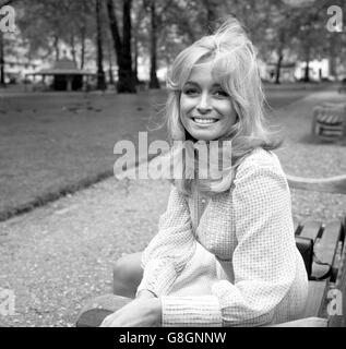 Suzy Kendall, 24, der eine Hauptrolle im James Clavell-Film an Sir, With Love, gespielt von Sidney Poitier, erhielt. Es wird in den Pinewood Studios für Columbia Picturs hergestellt. Nach einer langen Suche von Herrn Clavell nach dem richtigen Mädchen wurde sie für die Rolle ausgewählt. Sie war Stoffdesignerin, bevor sie Fotomodell wurde. Ihr Bild in einer Zeitschrift führte zu kleinen Teilen in Filmen. Stockfoto