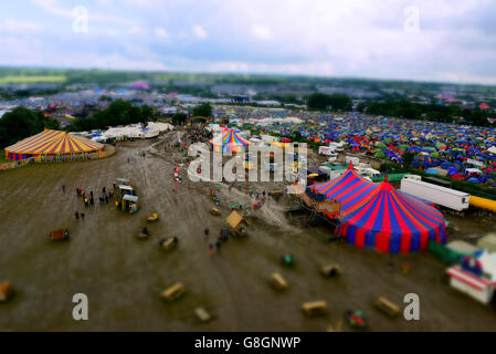 Blick auf dem Glastonbury Festival vom oberen Rand der Multifunktionsleiste-Turm in der Parkanlage des Standortes Stockfoto