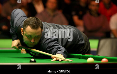 Stephen Maguire im Einsatz gegen Neil Robertson am 9. Tag der 2015 Betway UK Snooker Championship beim York Barbican, York. Stockfoto