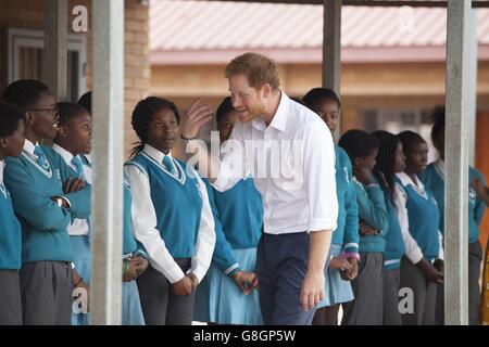 Prinz Harry trifft Studenten an der Siyabonga Secondary School in Soweto, die an Nelson Mandelas The Champion Within Programm teilnehmen. Stockfoto