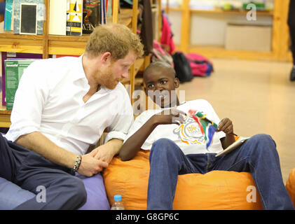 Prinz Harry trifft Prince, 14, und andere Studenten an der Siyabonga Secondary School in Soweto, die am Nelson Mandela's The Champion Within Programm teilnehmen. Stockfoto