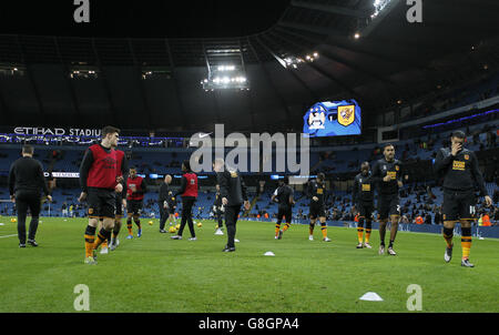 Manchester City gegen Hull City - Capital One Cup - Viertelfinale - Etihad Stadium. Die Spieler von Hull City wärmen sich vor dem Anpfiff auf Stockfoto