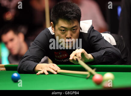 Liang Wenbo im Einsatz gegen Tom Ford am 9. Tag der 2015 Betway UK Snooker Championship beim York Barbican, York. Stockfoto