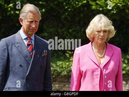 Der Prinz von Wales und die Herzogin von Cornwall, in Pendoylan, nahe Cardiff, während eines zweiminütigen Schweigens in ganz Großbritannien zum Gedenken an die Opfer der Terroranschläge von letzter Woche auf London, die 52 Menschenleben forderten. Stockfoto