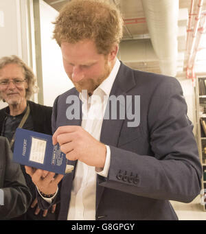 Prinz Harry besucht am letzten Tag seines Besuchs in Südafrika die Archive des Nelson Mandela Foundation Center of Memory in Johannesburg. Stockfoto