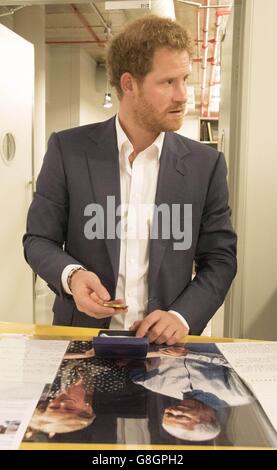 Prinz Harry besucht am letzten Tag seines Besuchs in Südafrika die Archive des Nelson Mandela Foundation Center of Memory in Johannesburg. Stockfoto