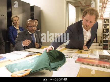 Prinz Harry besucht am letzten Tag seines Besuchs in Südafrika die Archive des Nelson Mandela Foundation Center of Memory in Johannesburg. Stockfoto