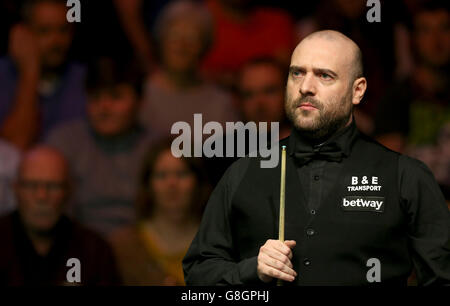 Jamie Burnett im Einsatz gegen John Higgins am 9. Tag der 2015 Betway UK Snooker Championship beim York Barbican, York. DRÜCKEN Sie VERBANDSFOTO. Bilddatum: Donnerstag, 3. Dezember 2015. Siehe PA Story SNOOKER York. Bildnachweis sollte lauten: Simon Cooper/PA Wire Stockfoto