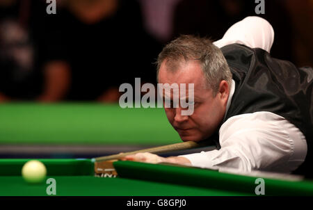 John Higgins im Einsatz gegen Jamie Burnett am 9. Tag der 2015 Betway UK Snooker Championship beim York Barbican, York. Stockfoto