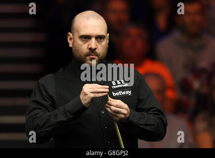 Betway UK Snooker Championship - Tag neun - York Barbican. Jamie Burnett im Einsatz gegen John Higgins am 9. Tag der 2015 Betway UK Snooker Championship beim York Barbican, York. Stockfoto