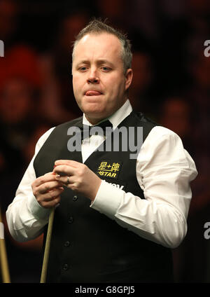 Betway UK Snooker Championship - Tag neun - York Barbican. John Higgins im Einsatz gegen Jamie Burnett am 9. Tag der 2015 Betway UK Snooker Championship beim York Barbican, York. Stockfoto