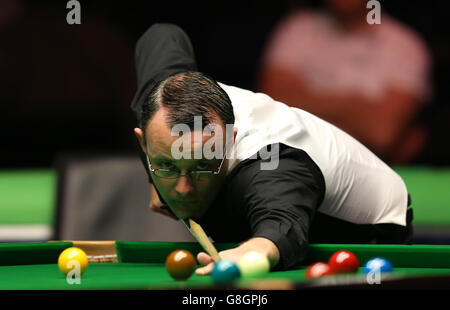 Martin Gould im Einsatz gegen Joe Swail am 9. Tag der 2015 Betway UK Snooker Championship beim York Barbican, York. Stockfoto