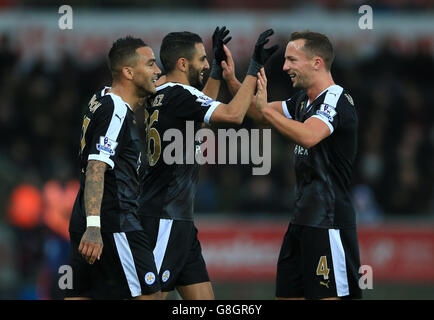 Riyad Mahrez (Mitte) von Leicester City feiert das zweite Tor seiner Spielmannschaft während des Spiels der Barclays Premier League im Liberty Stadium, Swansea. Stockfoto