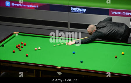 David Grace am Tisch in seinem Halbfinalspiel gegen Liang Wenbo am 11. Tag der Betway UK Snooker Championship 2015 beim York Barbican, York. DRÜCKEN SIE VERBANDSFOTO. Bilddatum: Samstag, 5. Dezember 2015. Siehe PA Story SNOOKER York. Bildnachweis sollte lauten: Anna Gowthorpe/PA Wire Stockfoto