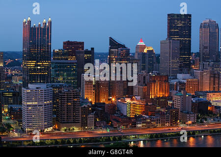 Nachtansicht des Pittsburgh Stadtzentrum Stockfoto
