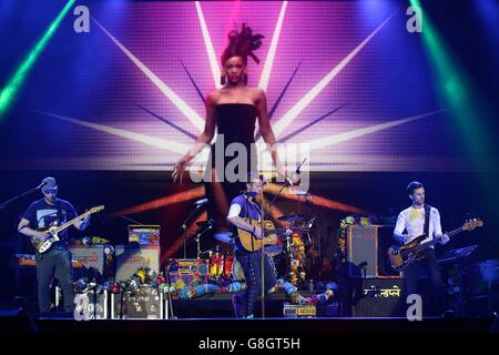 Jonny Buckland, Chris Martin und Guy Berryman von Coldplay spielen ein Duett mit Rihanna auf der Bühne während des Capital FM Jingle Bell Ball 2015 in der O2 Arena, London Stockfoto