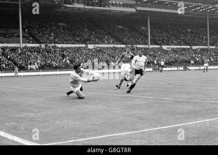 Fußball - Weltmeisterschaft England 1966 - Gruppe 1 - Uruguay gegen Mexiko - Wembley-Stadion. Der mexikanische Torhüter Antonio Carbajal (l) macht einen sauberen Spar, beobachtet von Teamkollege Gustavo Pena (c) und dem Uruguays Domingo Perez (r) Stockfoto