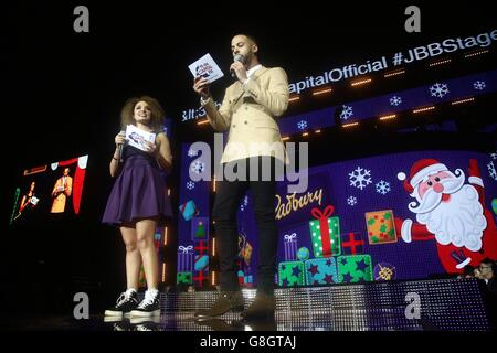 Capital FM Moderatoren Pandora und Marvin Humes auf der Bühne während der Capital FM Jingle Bell Ball 2015 in der O2 Arena, London statt Stockfoto