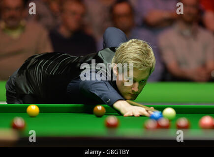 Neil Robertson am Tisch in seinem Halbfinalspiel gegen Mark Selby am 11. Tag der Betway UK Snooker Championship 2015 beim York Barbican, York. Stockfoto