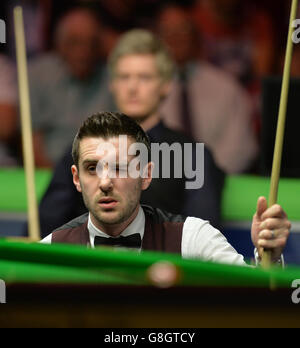 Mark Selby am Tisch in seinem Halbfinalspiel gegen Neil Robertson am 11. Tag der Betway UK Snooker Championship 2015 beim York Barbican, York. Stockfoto