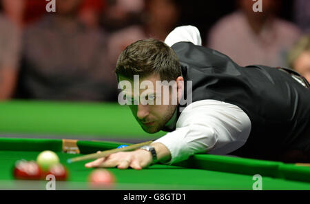 Mark Selby am Tisch in seinem Halbfinalspiel gegen Neil Robertson am 11. Tag der Betway UK Snooker Championship 2015 beim York Barbican, York. Stockfoto