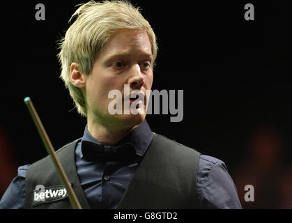 Neil Robertson am Tisch in seinem Halbfinalspiel gegen Mark Selby am 11. Tag der Betway UK Snooker Championship 2015 beim York Barbican, York. Stockfoto