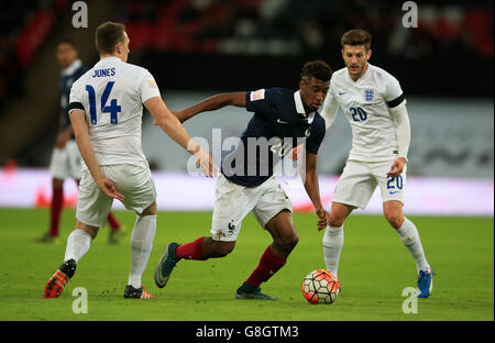 Der französische Kingsley Coman im Kampf gegen den englischen Phil Jones und Adam Lallana Stockfoto