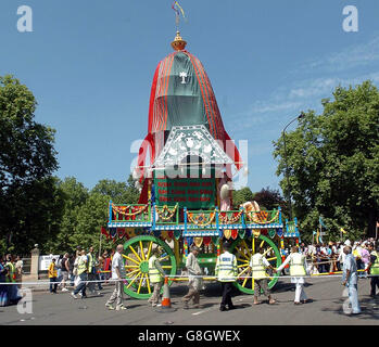 Der Ratha-yatra Carnival of Chariots Teil des Hare Krishna Festivals macht seinen Weg entlang der Londoner Piccadilly zum Trafalgar Square. Hunderte von Pilgern, Festivalbesuchern und Glaubensführern aus aller Welt werden die drei 40 Meter hohen bunten Holzwagen vom Hyde Park zum Trafalgar Square ziehen. Stockfoto