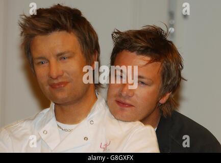 Starkoch Jamie Oliver. Die Gäste werden den rumpelnden Bauch der Figur spüren, sie knurren hören und der Figur zuhören, wie sie auf witzige Essensquips verzichtet. Stockfoto