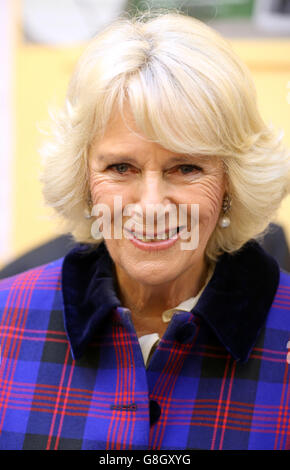 Die Herzogin von Cornwall bei einem Besuch der Obdachlosenhilfe Emmaus Village Carlton in Bedfordshire. Stockfoto