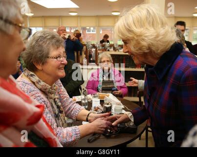 Die Herzogin von Cornwall bei einem Besuch der Obdachlosenhilfe Emmaus Village Carlton in Bedfordshire. Stockfoto