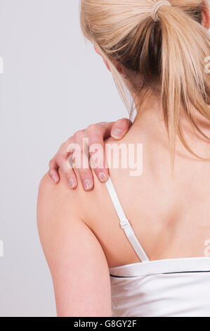 Frau mit Schmerzen in der Schulter Stockfoto