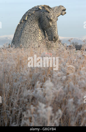 Die Kelpies in der frühen Morgensonne auf dem Forth und Clyde Kanal in der Nähe von Falkirk, nach starkem Frost über Nacht durch Zentralschottland. Stockfoto