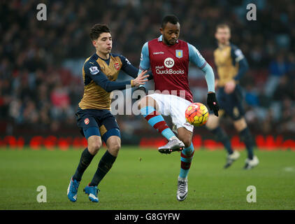 Jordan Aiew von Aston Villa (rechts) und Hector Bellerin von Arsenal kämpfen während des Spiels der Barclays Premier League in Villa Park, Birmingham, um den Ball. Stockfoto