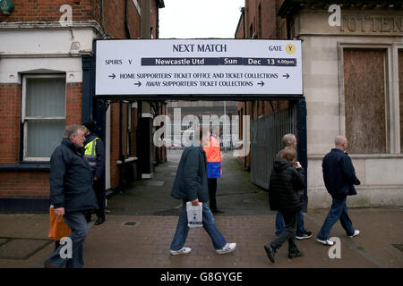 Tottenham Hotspur gegen Newcastle United – Barclays Premier League – White Hart Lane. Die Fans kommen vor dem Anpfiff während des Spiels der Barclays Premier League in der White Hart Lane, London, an. Stockfoto