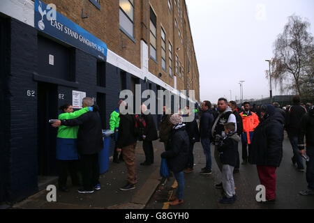 Unterstützer werden durchsucht, wenn sie vor dem Anpfiff beim Spiel der Barclays Premier League in der White Hart Lane in London ankommen. Stockfoto