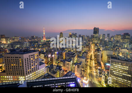 Skyline von Tokyo, Japan über Shiodome Viertel in Richtung Tokyo Tower. Stockfoto