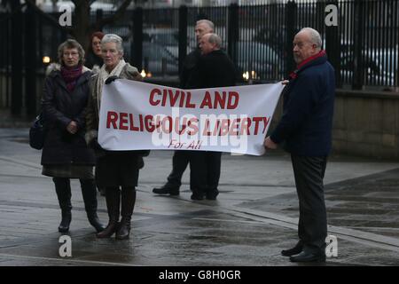 Die Anhänger des evangelischen Predigers Pastor James McConnell warten darauf, dass er am Amtsgericht von Belfast ankommt.Er wurde wegen einer umstrittenen Predigt angeklagt, in der er den Islam als "atanisch" brandmarkte. Stockfoto