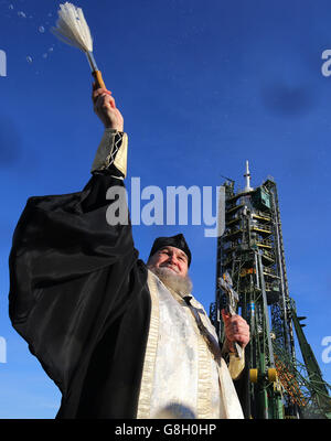 Ein russisch-orthodoxer Priester segnet die Medien und die Wohlwollen nach einem Gottesdienst auf dem Kosmodrom Baikonur in Kasachstan, um die Sojus FG-Rakete zu segnen, die den britischen Astronauten Tim Peake morgen zur Internationalen Raumstation bringen wird. Bilddatum: Montag, 14 2015. Dezember. Siehe PA Story SCIENCE Peake. Das Foto sollte lauten: Gareth Fuller/PA Wire Stockfoto