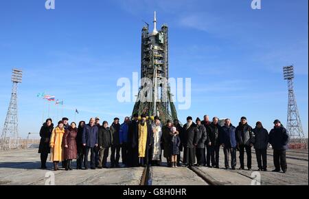 Russische orthodoxe Priester (Mitte) posieren mit Angehörigen und Beamten nach einem Gottesdienst auf dem Kosmodrom Baikonur in Kasachstan, um die Sojus FG-Rakete zu segnen, die den britischen Astronauten Tim Peake morgen zur Internationalen Raumstation bringen wird. Bilddatum: Montag, 14. Dezember 2015. Siehe PA Story SCIENCE Peake. Das Foto sollte lauten: Gareth Fuller/PA Wire Stockfoto