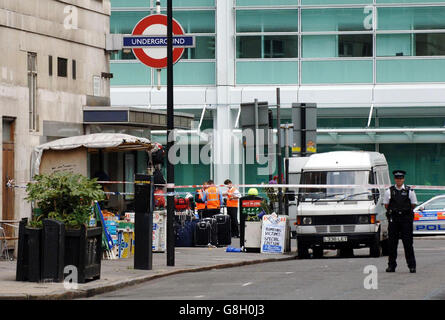 Die Polizei versiegelt das Gebiet um die U-Bahnstation Warren Street. Nach Angaben der Polizei nehmen Mitarbeiter der Notfalldienste nach „Vorfällen“ an drei verschiedenen U-Bahnstationen in London Teil. Stockfoto