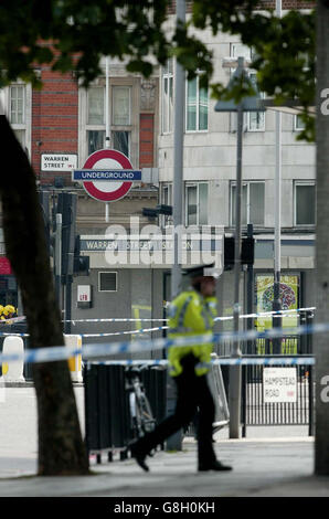 Die Polizei versiegelt die Gegend um die Londoner U-Bahnstation Warren Street. Stockfoto