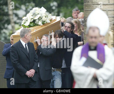 Freunde und Verwandte des 22-jährigen Londoner Bombenopfers David Foulkes tragen seinen Sarg aus der St. Anne's Church in Lydgate. Stockfoto